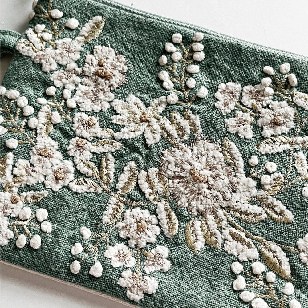 Boho‎ NWT Embroidered Floral Pouch - Picture 2 of 4